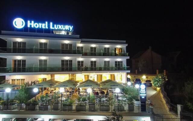 Hotel Luxury вид на фасад