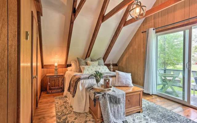 Welcoming Poconos Retreat w/ Deck & Pool Access
