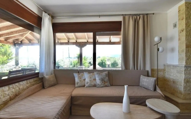 Spacious Beachfront Retreat With Large Garden in Ormos Panagias