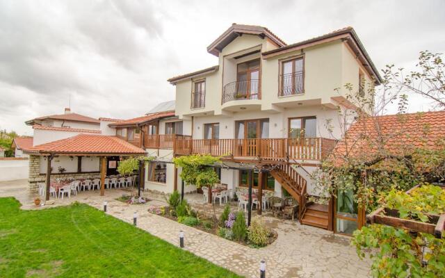 Отель Guest House Villa Elma Болгария, Шумен - отзывы, цены и фото номеров - забронировать отель Guest House Villa Elma онлайн вид на фасад
