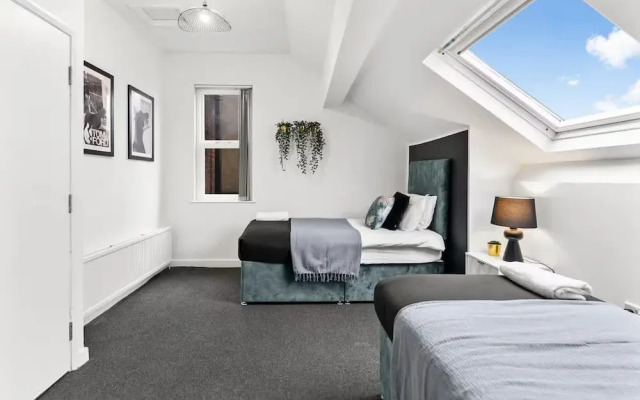 Perfect Booking 4 Bed Home in Sheffield