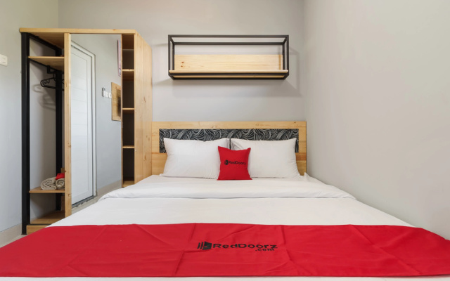RedDoorz near Plaza Atrium Senen