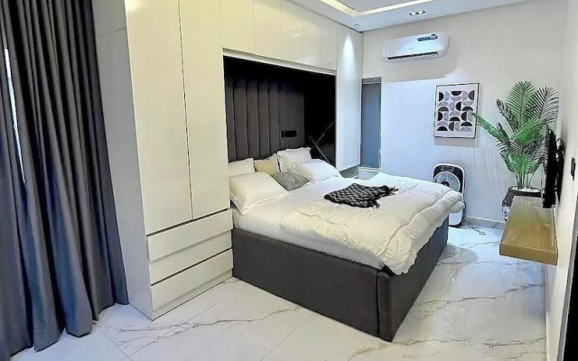 JJ Hotel and Suites