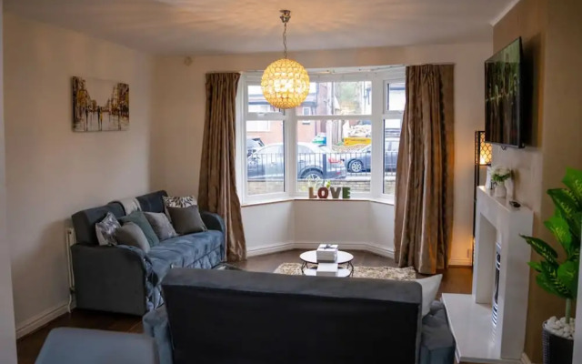 Modern Spacious 4-bedroom Residence in Crumpsall