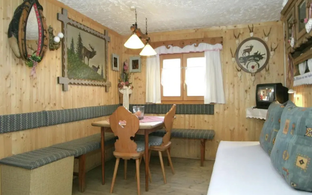 Cozy Chalet in Karrösten near Forest