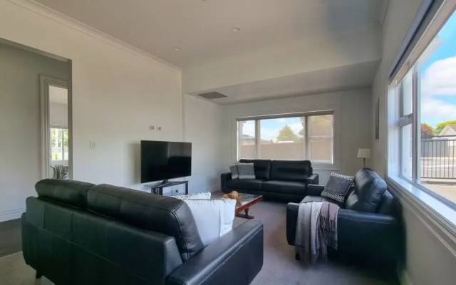 Cheerful 5 - Bedroom Home - Free Parking
