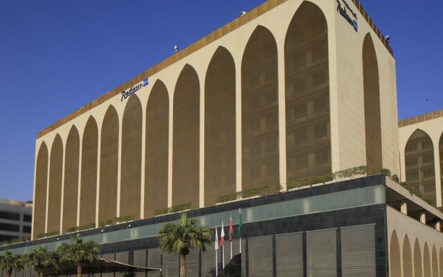 Radisson Blu Hotel, Riyadh вид на фасад
