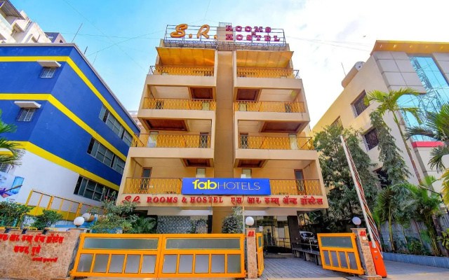 OYO 9721 Hotel SR Rooms