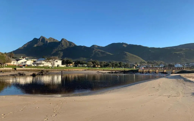 Bungalow by the sea near Cape Town