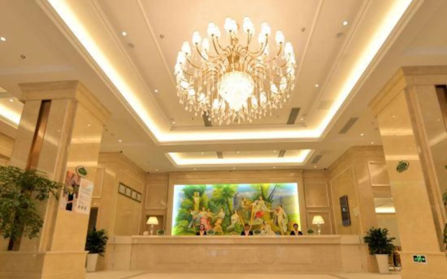 Vienna International Hotel (Luzhou High-speed Railway Station Southwest Trade City)