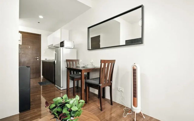 Room-makati Penthouse Studio With City V