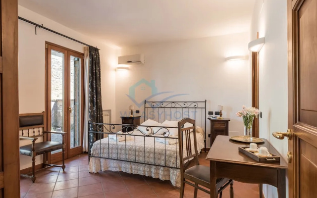 New Refined Villa Rayskaya In Monte Compatri