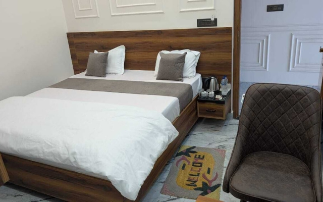Hotel R R Tripathi