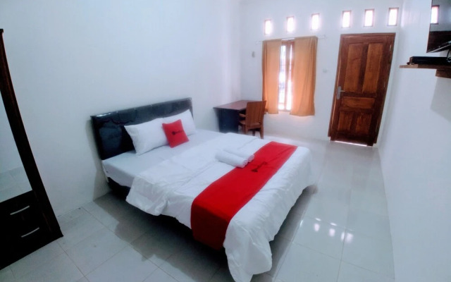 RedDoorz Syariah Plus near Jatiwarna Toll Gate