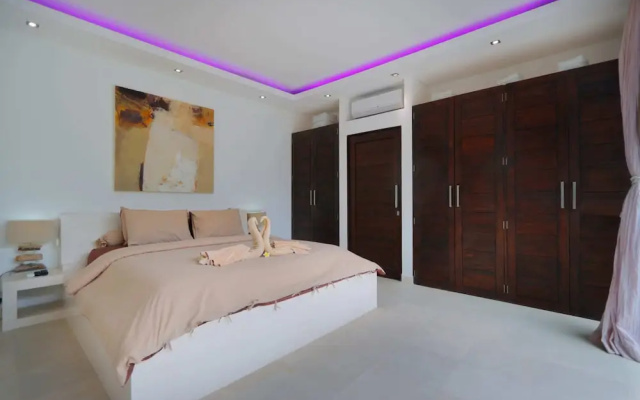 Elegant Private Villa, 3 BR, Seminyak With Staff