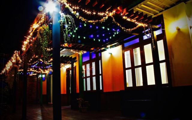 Matchanu River Hostel Bangkok вид на фасад