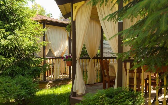 Гостиница Malahovsky Ochag Hotel в Малаховке отзывы, цены и фото номеров - забронировать гостиницу Malahovsky Ochag Hotel онлайн Малаховка вид на фасад