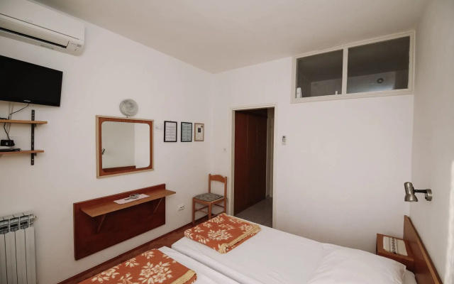 Apartments & Rooms Peranic
