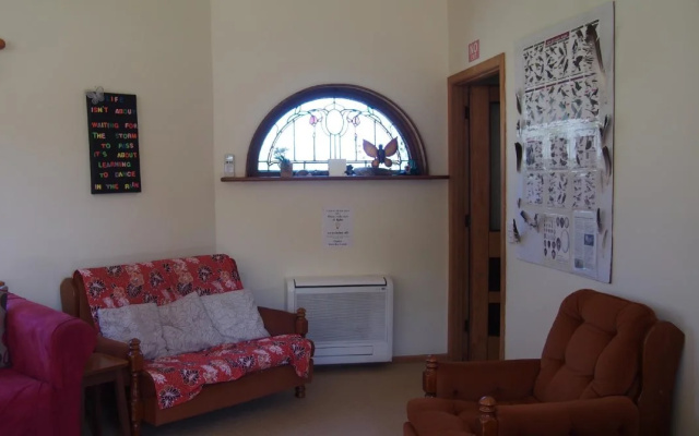 Surat Bay Lodge, Motel and Backpackers
