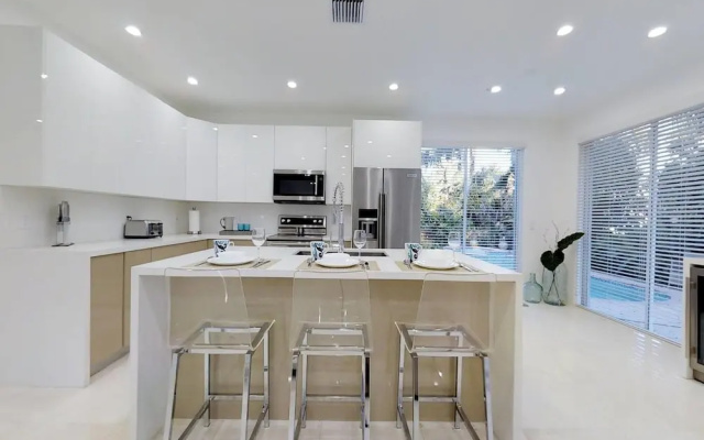Beautiful Hollywood Beach 4 BR Home W Heated Pool