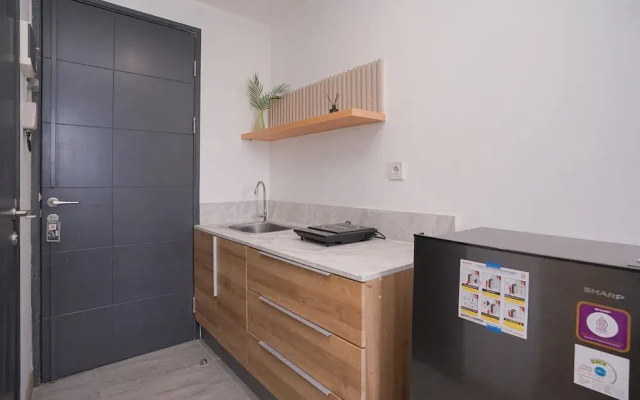 Warm Cozy Studio Room at Collins Boulevard Apartment