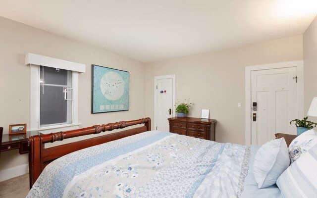 Отель Vancouver Shaughnessy Cozy Heritage House Канада, Ванкувер - отзывы, цены и фото номеров - забронировать отель Vancouver Shaughnessy Cozy Heritage House онлайн комната для гостей