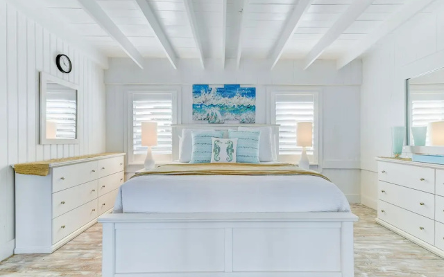 Romantic Beach House by Vtrips