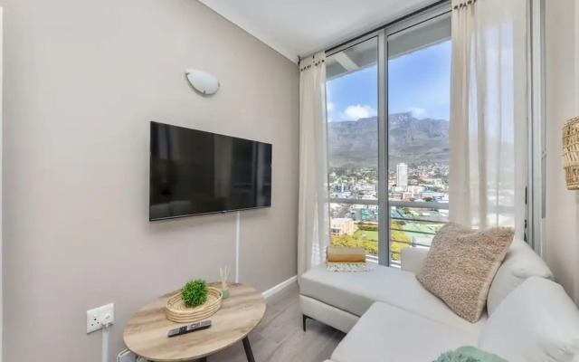Picturesque 2BD Apartment With Table Mountain View
