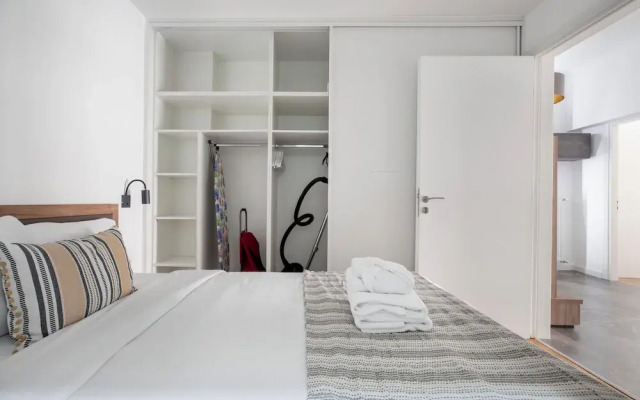 Glimmer 2-Bedroom Apartment in Athens