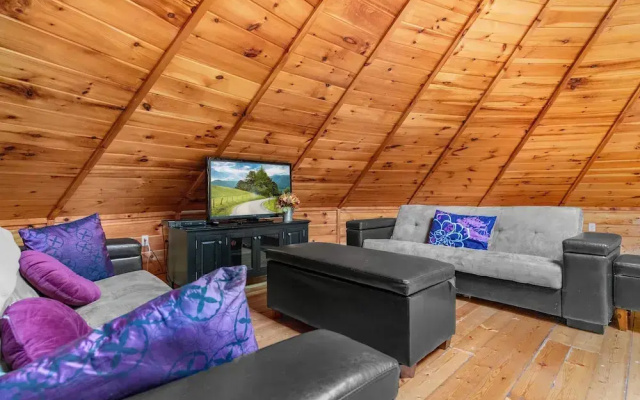 Heavenly View 2 Bedroom Cabin by RedAwning