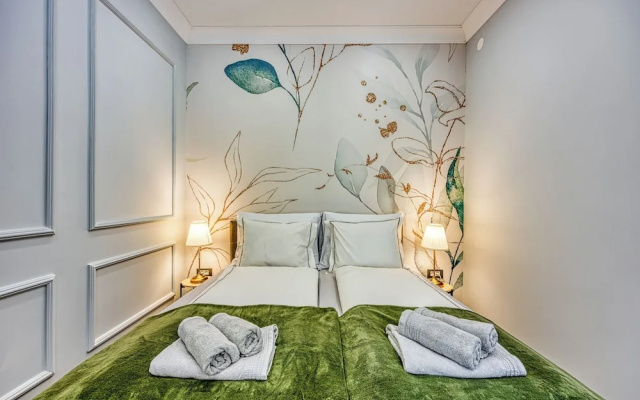Boutique Downtown Studio with Balcony  1