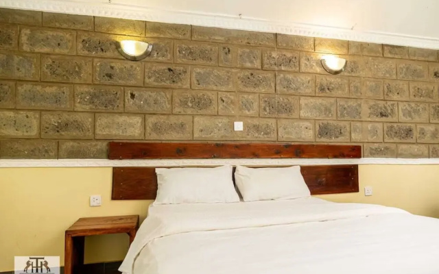 Trotters Hotel - Kenol