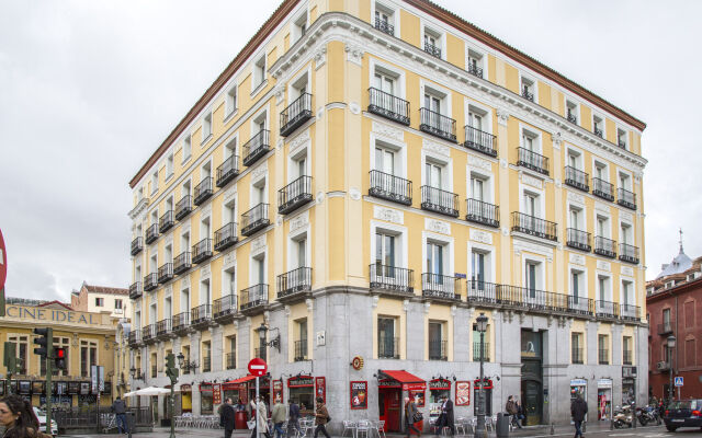 Mola Hostel Мадрид вид на фасад