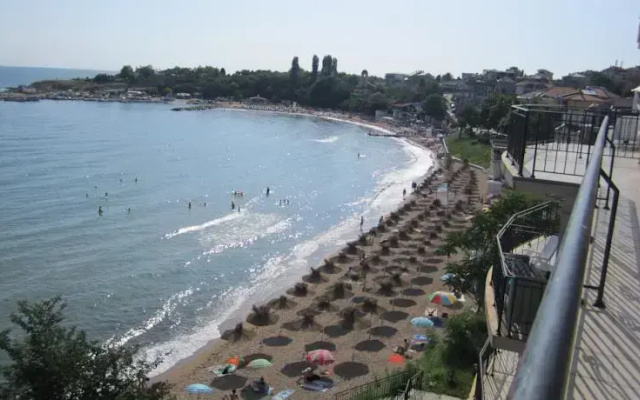 Akra Apartments