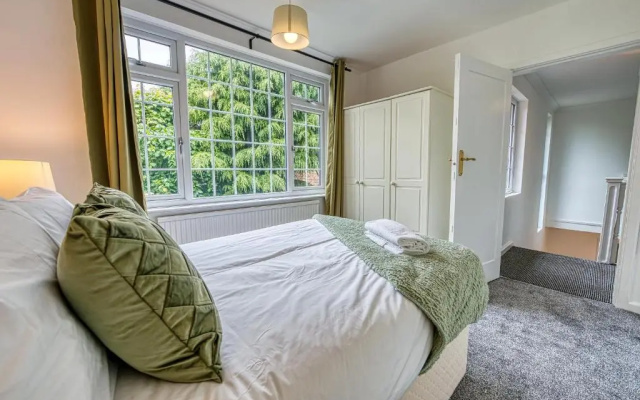 Elegant 5 Bedroom House in Nottingham
