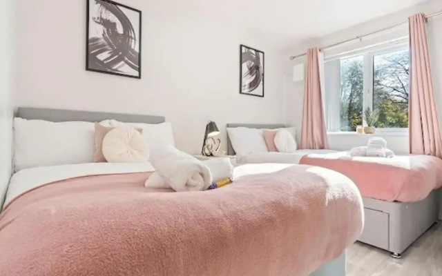 1 Bedroom Apartment Sleeps 4, Free Parking, Tv