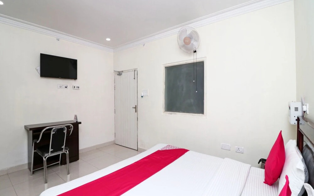 OYO 16551 Royal Aayoyjanam Hotel