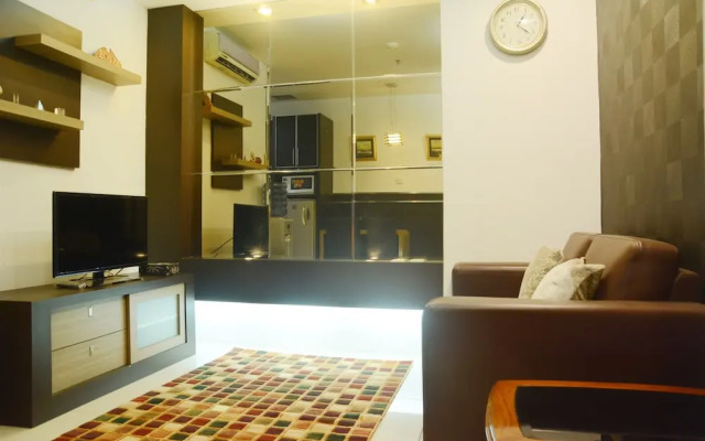 Near Shopping Center 1BR Cosmo Residence Apartmen
