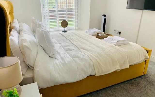 Centrally located luxury 2 bed modern apartment