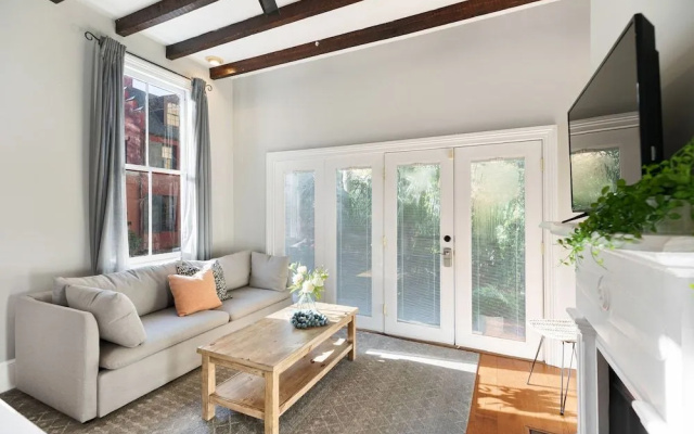 Beautiful Renovated Apartment Near King Street