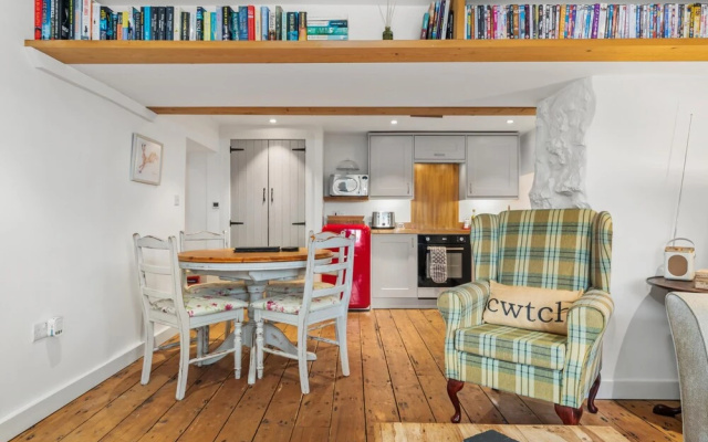 The Cwtch Apartment - Sea Views Walk to Beach