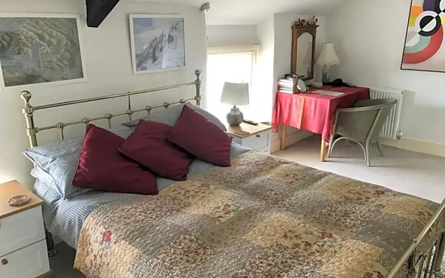 Large guest room in stylish Georgian town house