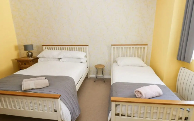 4 Hanbury Lodge
