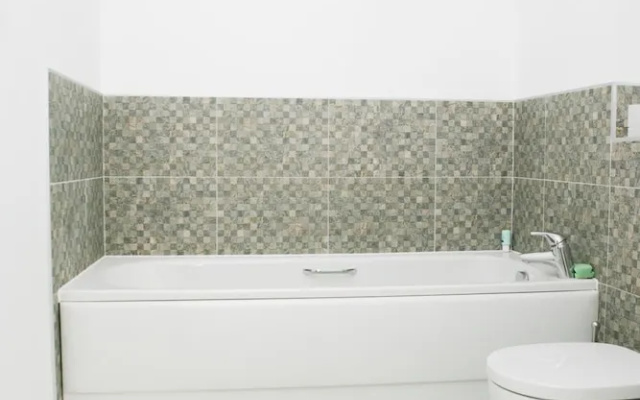 Bright 2 Bedroom Apartment in Bristol
