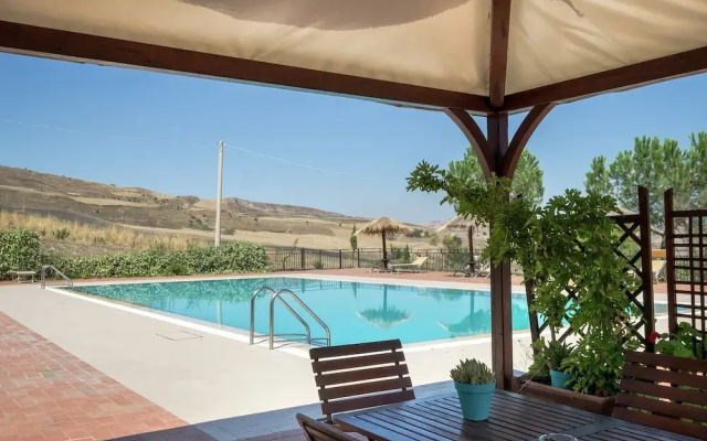 Gorgeous Holiday Home with Hot Tub, Whirlpool, Pool, Garden