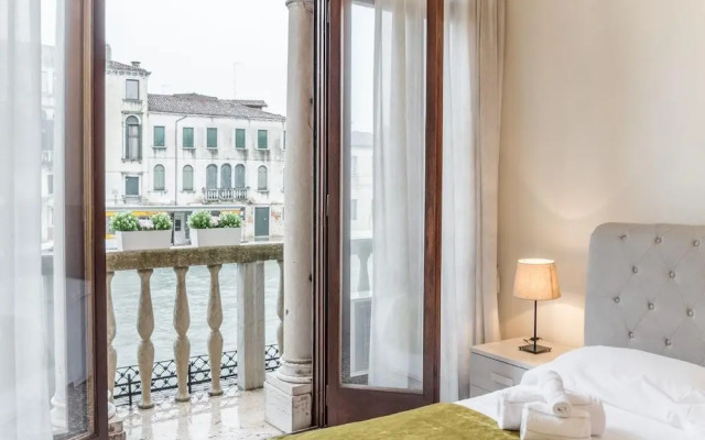 Luxury Apartment On Grand Canal by Wonderful Italy