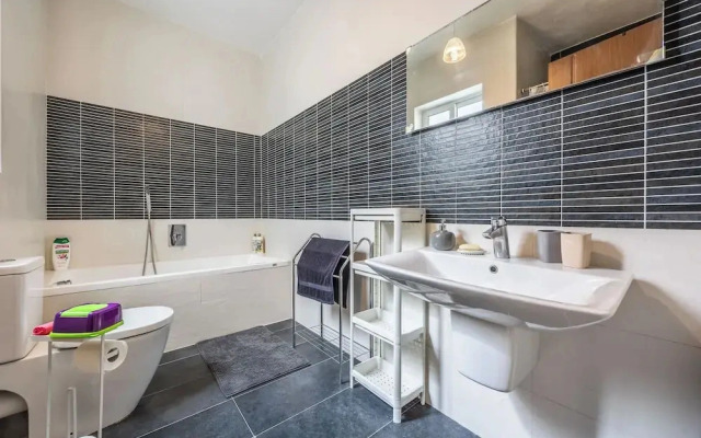 Modern Sunlit 2BR Penthouse Big Terrace