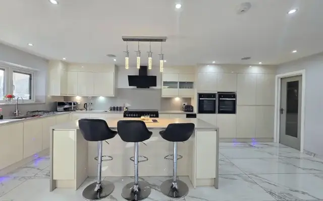 House - Sleeps 16, Parking, Pets Allowed & Jacuzzi