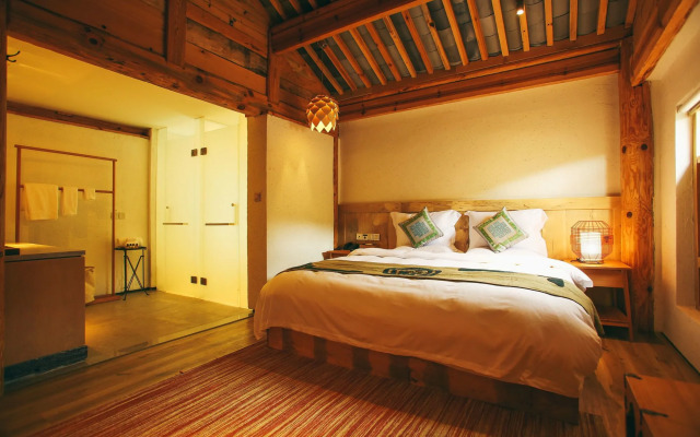 Arro Khampa by Zinc Journey Lijiang