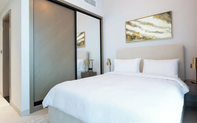 Luxurious 2-BR Oasis Steps Burj Khalifa